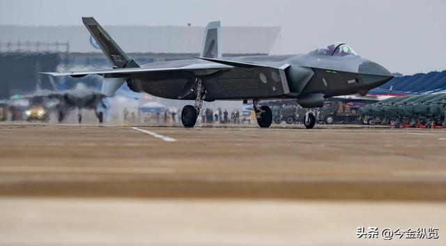 中国六代机首次"双机裸飞"，美媒惊呼技术碾压西方，重写空战规则