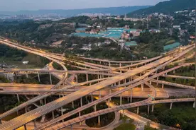 重庆为什么被称为8D空间魔幻之都？看完网友们的吐槽就知道原因了图片