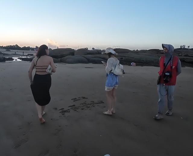 离谱！博主海边拍照遭驱赶，对方放话承包整片海岸，文旅出手了