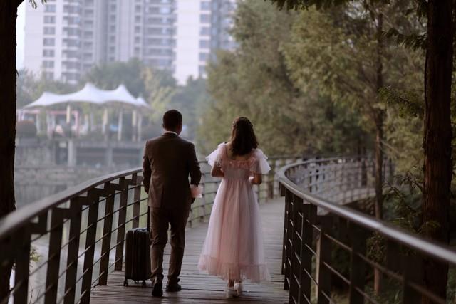 情感爆文：这世间最疯狂的事，就是爱上一个“旅行中”的陌生人…