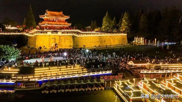 千年古城，一天24万人涌入，门都给挤爆了！