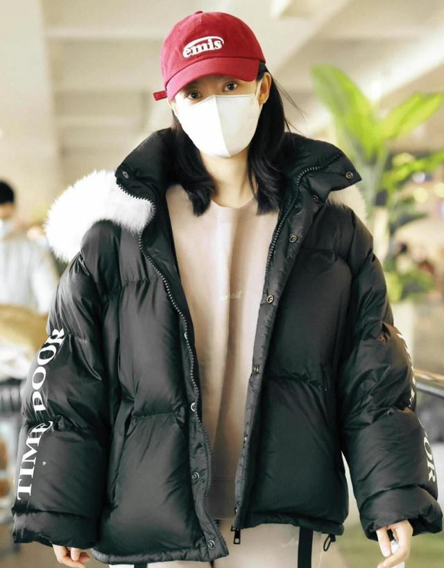 看了张小斐穿搭，我悟了：羽绒服不配牛仔裤、短靴，才更高级时髦