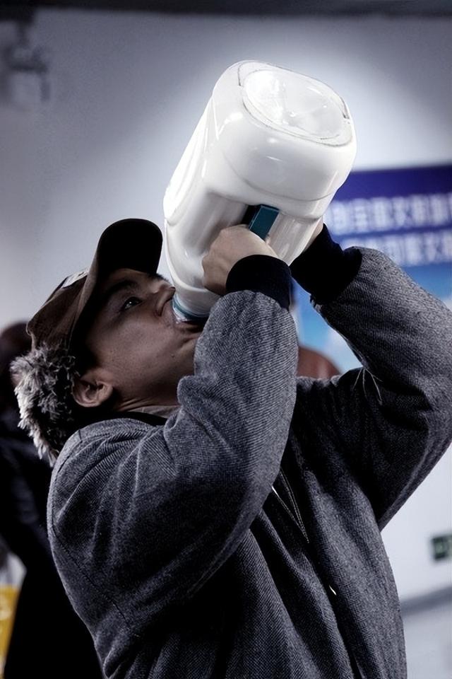 王宝强没想到，和马蓉离婚9年后，自己的一双儿女开始为他争光了