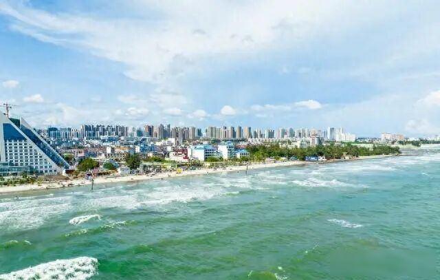 北海人海边晒太阳，三亚游客排队抢票，谁真把海当自家后院？