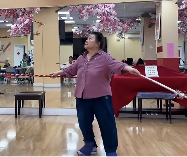 吃里扒外、永不回国？带30名演员留美不归，如今年过花甲归来