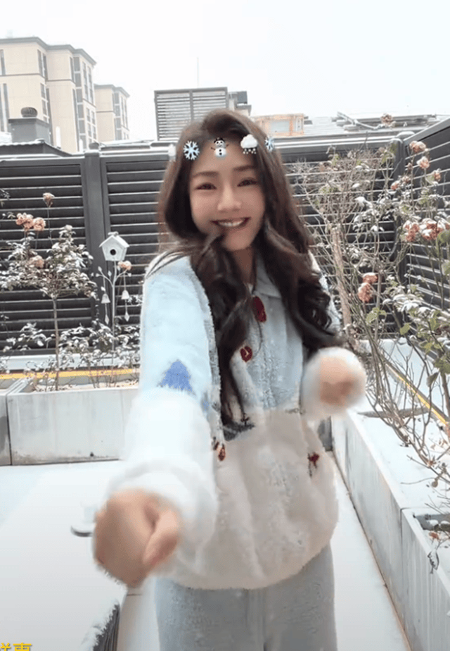 雪落如诗	，42岁邓家佳离婚6年活成这般模样 院内搭鸟窝种花太惬意