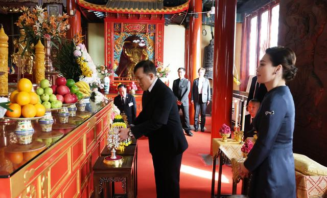 泰王夫妇在北京参观灵光寺！苏提达王后穿古韵连衣裙，踩高跟跪拜
