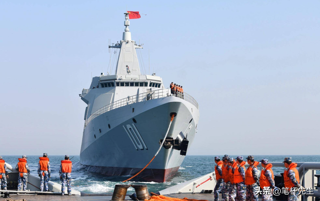 不堆航母拼巧劲，中国武库舰两条奇路，60 枚导弹饱和攻击防不住