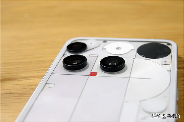 Nothing旗舰手机“Phone(3)”放弃发光背面，采用新“Glyph矩阵”