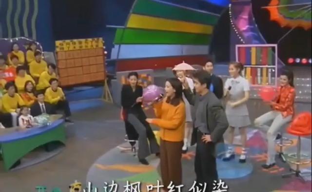 许何弯着腰抱着何晴遗像，背影很难过，许亚军没来给何晴撑伞！