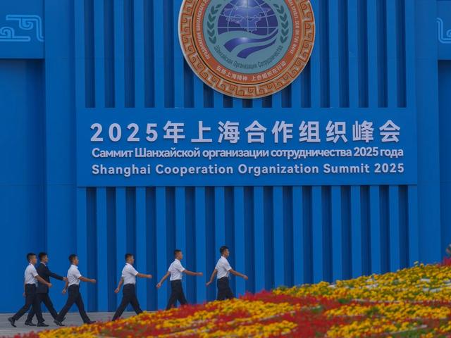 1架专机抵华，中方迎来一位稀客，沙利文：特朗普帮中国“大忙”
