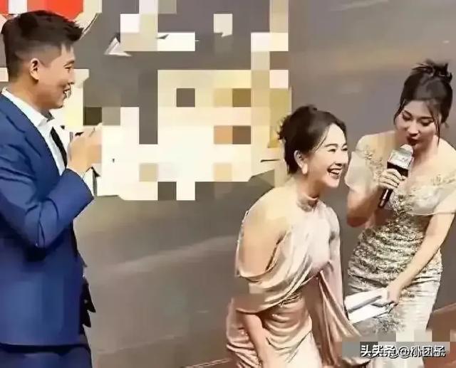 48岁左小青走红毯，不知道她尴不尴尬，反正我看着挺尴尬的。