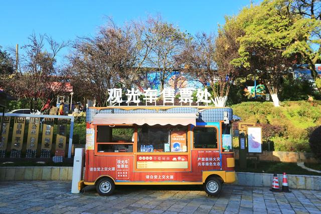 云南曲靖寥廓公园，环境优美，文化深厚，是俯瞰城市美景的好去处