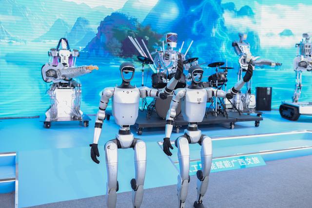 智慧文旅“炫”动红城——2025广西文化旅游嘉年华侧记