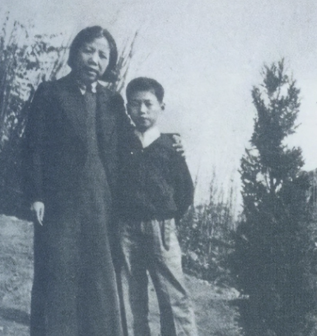 难得的老照片	，60年代李鹏一家在天安门广场的合影