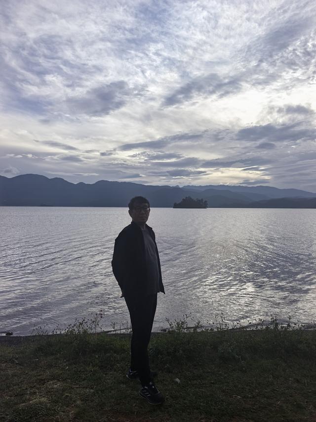 《在泸沽湖》