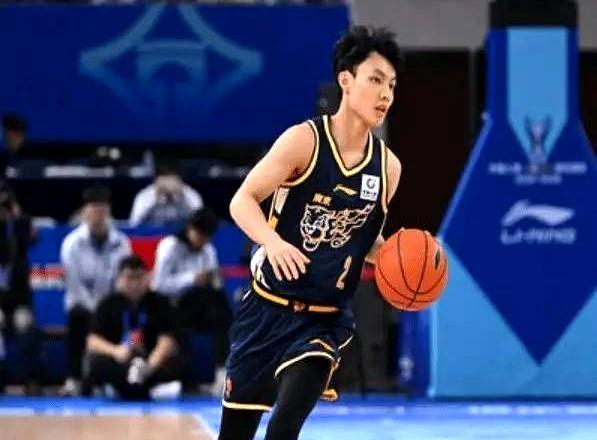 广东男篮各球员优缺点分析！个人认为，其新赛季成绩保底四强。