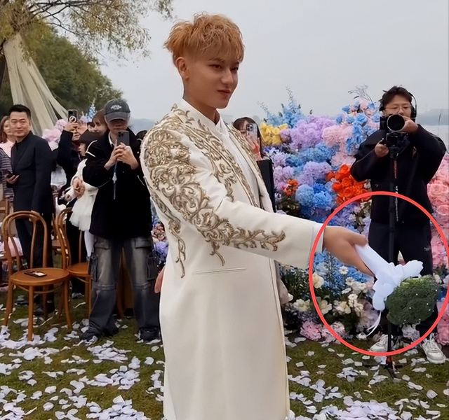 幸不幸福一目了然，黄子韬举办世纪婚礼，鹿晗生病女友却不吭一声