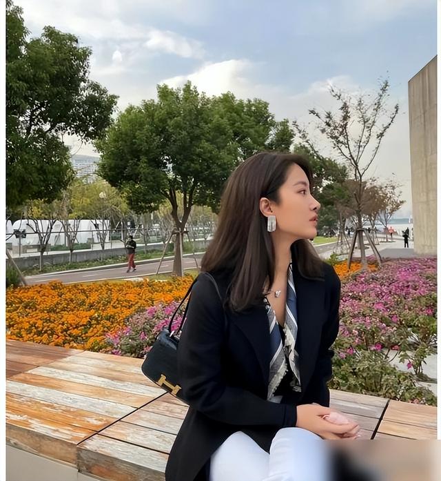 原来“丝巾”用对了这么洋气、高级？学杨采钰这样搭衣服，太美了