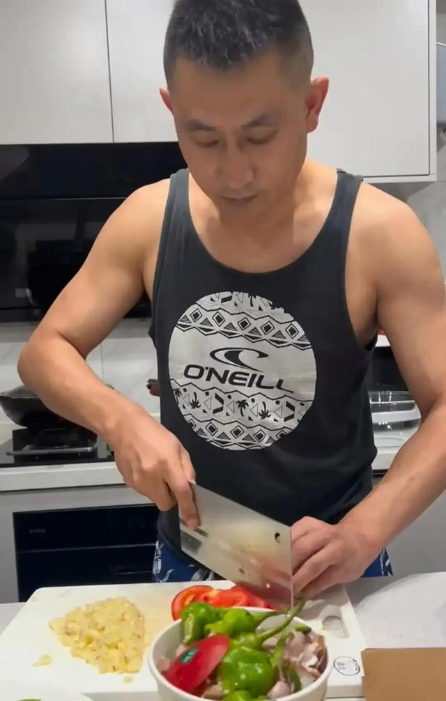 51岁郭羡妮一家三口北京旅游，13岁女儿发育惊人，手牵手好幸福！