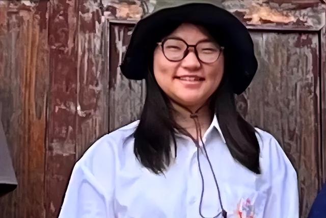 独闯玉龙雪山的女大学生遗体被找到：手机插着数据线 , 裤脚全是泥
