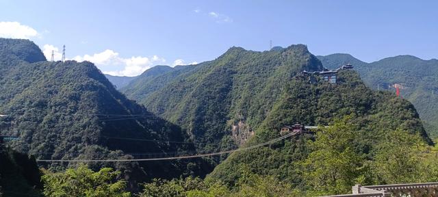 两山相对出，孤峰绕白云