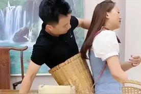无腿丈夫出轨女粉丝，断臂妻子带孩子回老家，2年后结果大快人心图片