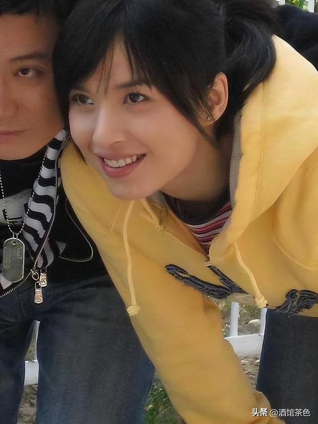 她26岁成双料影后，二婚嫁靳东高龄生下两子，今48岁美得自信从容