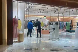 最新！刘国梁秦志戬一起现身女装店看衣服，网友：国乒“新CP”图片