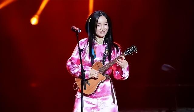 她连上4次春晚，和恩师同居怀孕，被骗流产，51岁依然无人敢娶