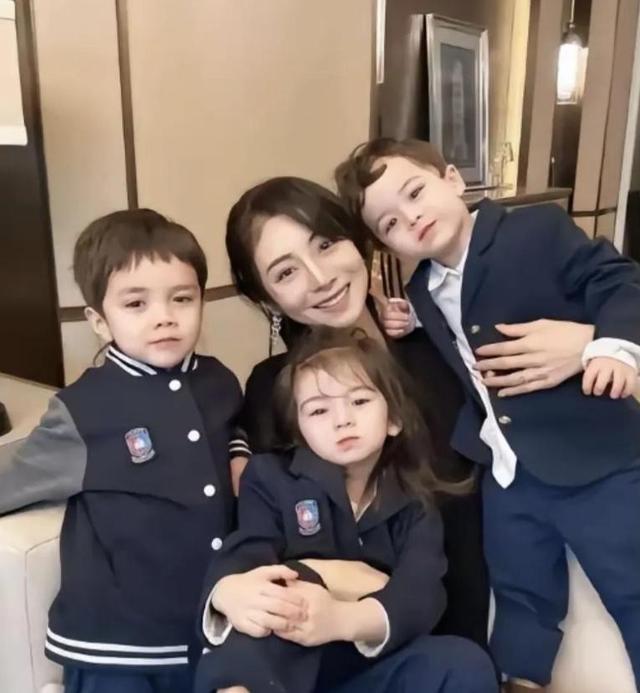山东美女50万购英国男精子生下三胞胎，七年过去了，她的现状如何