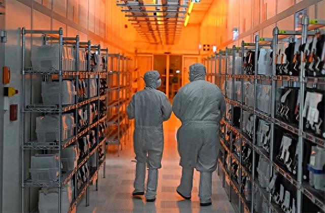 西方发动芯片围剿！英盯上安世工厂，要效仿荷明抢，中方如何破局