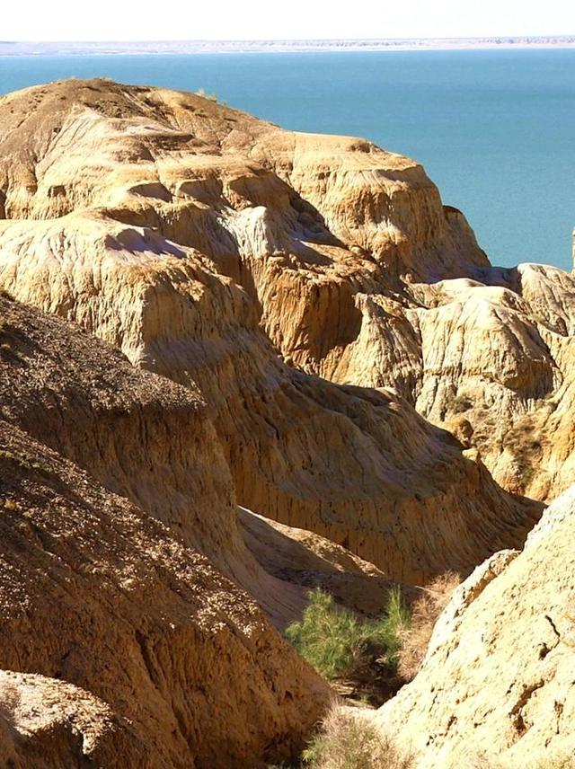 游新疆乌伦古湖海上魔鬼城