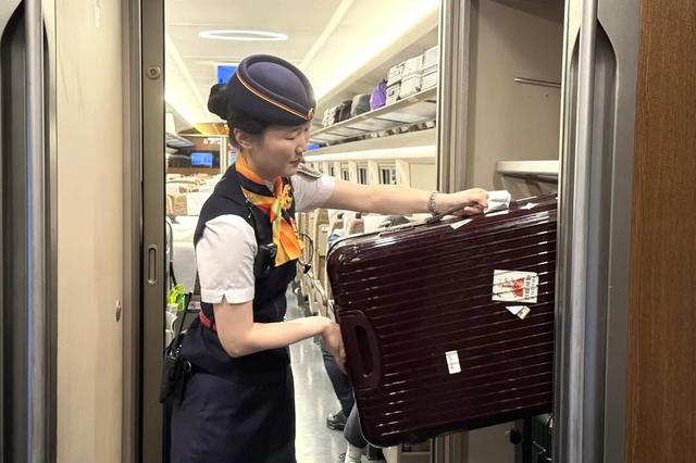 全程1471公里，风景绝美！这趟列车的外国旅客超多！