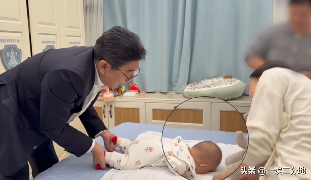 水均益跑泉州给女儿带娃，和前妻罕见同框	，主动搭话对方却不理他