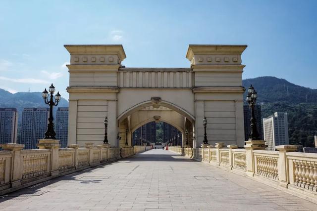 不走寻常路的国际化县城，关心一日三餐，更关心咖啡和汇率