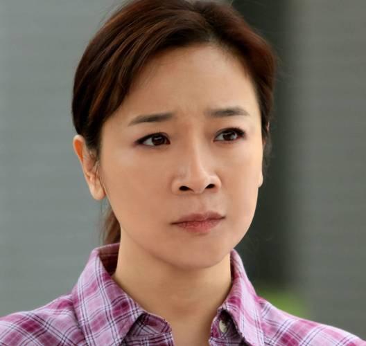 她是国家一级女演员，多次给丈夫戴绿帽，重病丈夫坐轮椅也不离婚