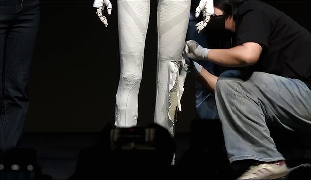 马斯克机器人为何一片叫好，小鹏机器人表现完美，却逼得剪腿自证