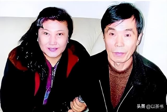 77岁何庆魁自爆已再婚：去年领证妻子比他年轻，直言需要被照顾