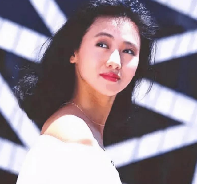 她出身清华大学，因拍三级片与父母决裂，如今再不让女儿进娱乐圈
