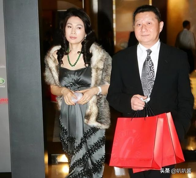 包养情人无数，娶初中同学女儿为妻，玩老婆闺蜜，嗜色如命的富豪