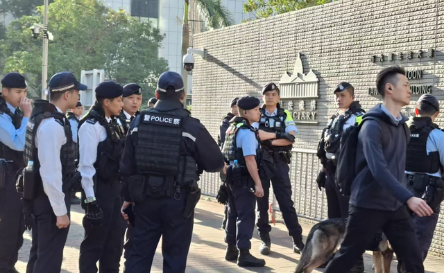 刚刚！乱港首恶分子黎智英被判三罪全部成立！现场部分乱港分子入庭旁听，场外警方出动反恐特勤队严阵以待！