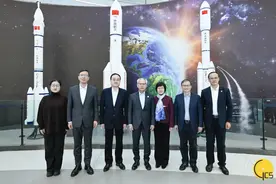 行政长官岑浩辉参观哈尔滨工业大学航天馆图片