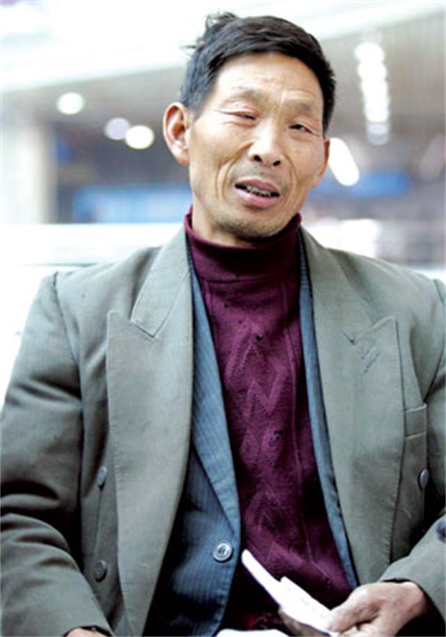 20年前，那个背好友尸体回乡被对方家人埋怨的农民工，后来怎样了