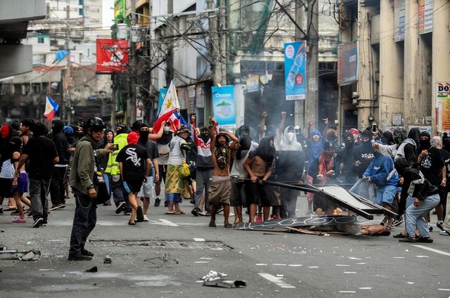 上百艘菲船兵分两路进攻，两艘战舰混在其中，马科斯要动枪炮了？