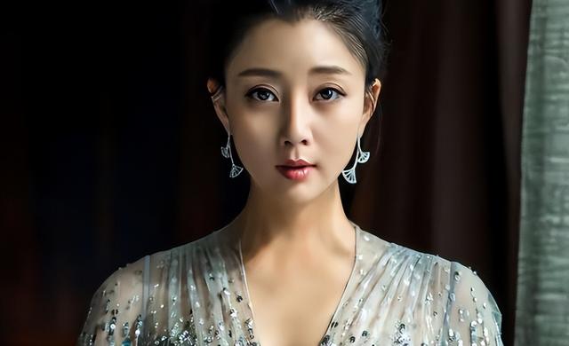 她是演员中的富婆，豪车多的开不过来，如今45岁却像妙龄少女