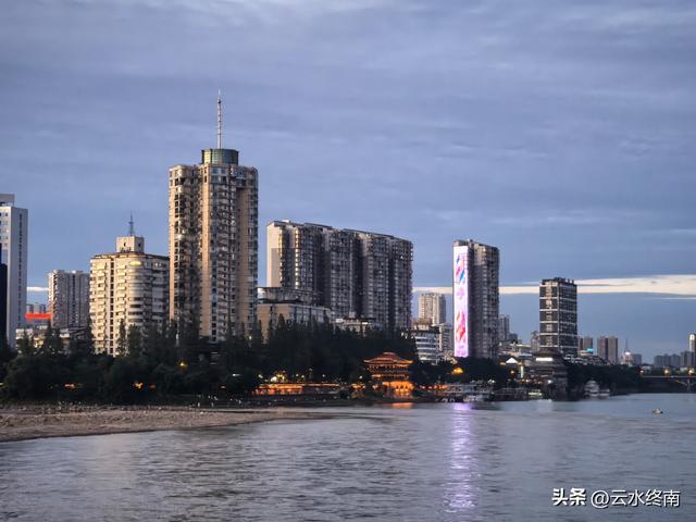 乐山大佛是哪尊佛？为什么是唐代的佛身，民国的佛头？能镇水吗？