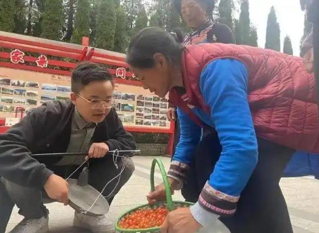 被姚明抱着上奥运的抗震小英雄，曾发誓考上清华，16年后成了这样