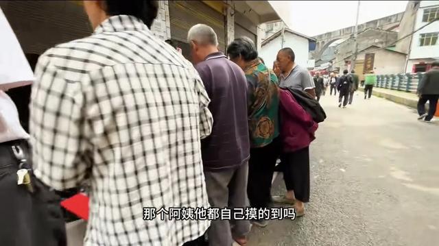 四川山村小镇赶场的真实景象，70后看了是什么感觉？
