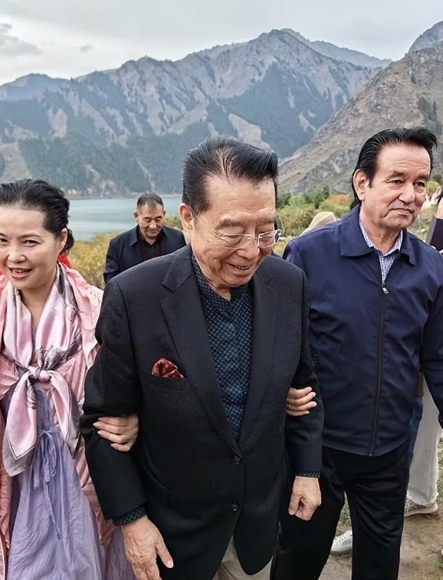 86岁李双江和梦鸽游新疆天山池，他头发稀疏，皱纹满满雀斑多 老了